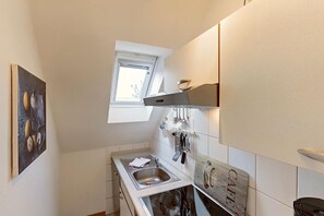 Een microgolfoven, een oven, een vaatwasser