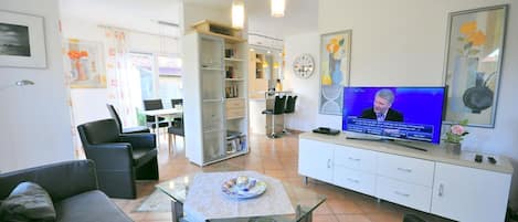 Fernseher, Kamin, Stereoanlage