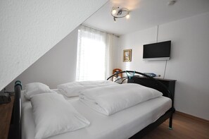3 bedrooms, in-room safe, iron/ironing board, WiFi
