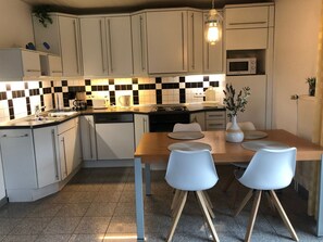 Fridge, microwave, oven, dishwasher - Ferienwohnung Mühlenblick 5 EG Rechts (Wittmund)