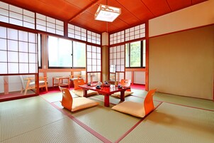 Basic Triple Room | Down comforters, bed sheets