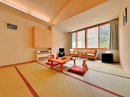 Basic Quadruple Room | Down comforters, bed sheets