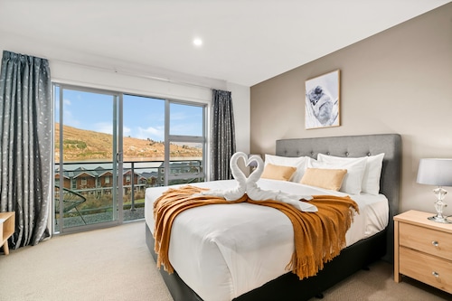 2-BEDROOM REMARKABLES APARTMENT