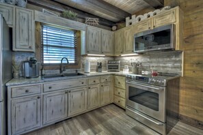 Fridge, microwave, oven, stovetop - Farmhouse Cabin, Hot Tub, Fireplace Patio w/TV (Blue Ridge)