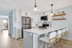 Frigorífico, microondas, horno y placa de cocina
