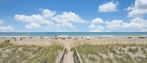 Beach nearby, sun loungers, beach towels