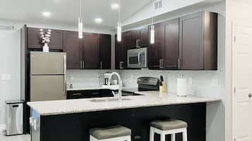 Réfrigérateur, micro-ondes, four, plaque de cuisson