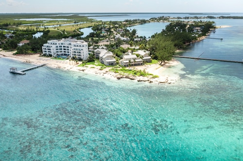 Oceanfront right next to RumPoint, tranquility,pool,gym,tennis court and sunsets