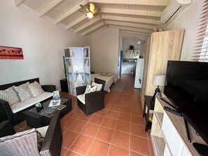 Iron/ironing board, WiFi, bed sheets - Studio Sleeps 2 with Free Parking (Simpson Bay)