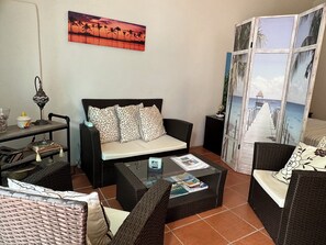 TV - Studio Sleeps 2 with Free Parking (Simpson Bay)