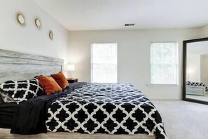 3 slaapkamers, een bureau, een strijkplank/strijkijzer, wifi