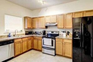 Fridge, microwave, oven, stovetop - Spacious Washington, D.C. Rowhome w/ free parking! (Washington)