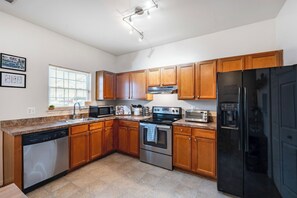 Køleskab, mikrobølgeovn, ovn, kogeplade