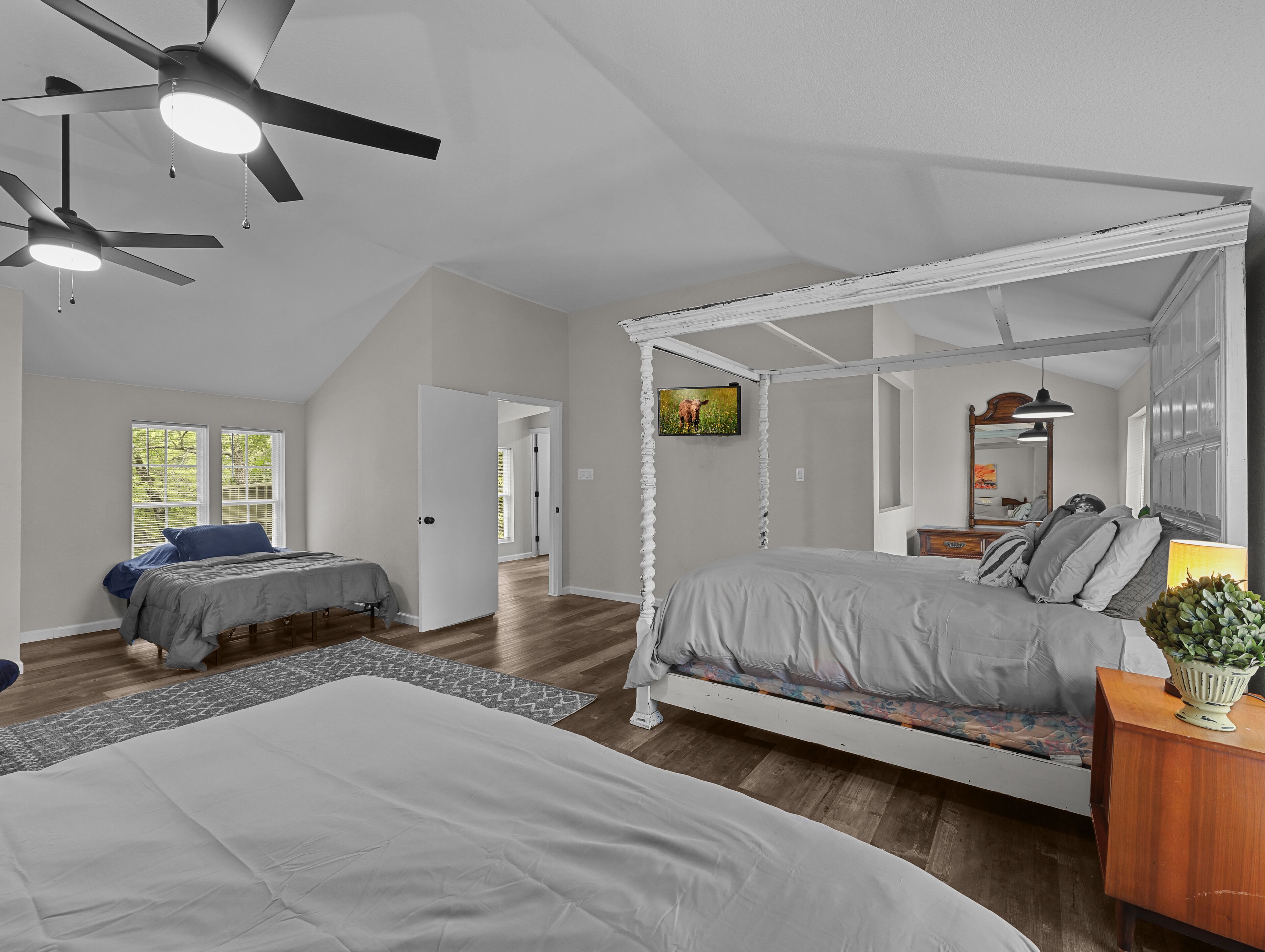 3 habitaciones, tabla de planchar con plancha y cuna de viaje 