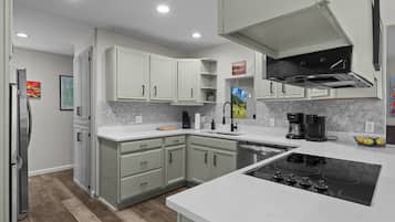Geladeira, micro-ondas, fogão, cooktop
