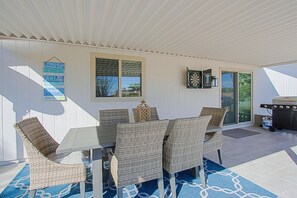 Outdoor dining - Remodeled, 3 bedrooms, 2.5 ba, 2 cg, golf course community, close to restaurants (Sun City)