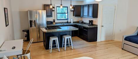 Réfrigérateur, micro-ondes, lave-vaisselle, cafetière/bouilloire