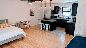 Kjøleskap, mikrobølgeovn, oppvaskmaskin og kaffetrakter/tekoker