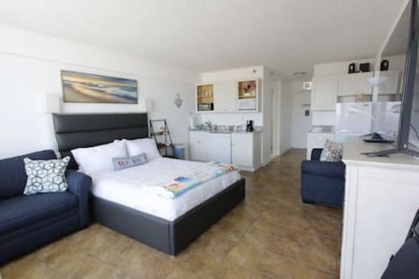 1 dormitorio, escritorio, tabla de planchar con plancha y Internet