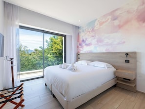 5 bedrooms, iron/ironing board, travel crib, WiFi - Architect-Designed House, Heated Pool and Sea View (Mandelieu-la-Napoule)