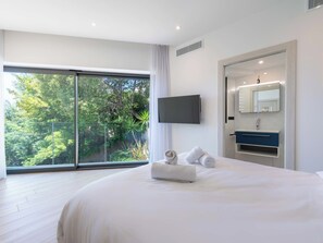 5 bedrooms, iron/ironing board, travel crib, WiFi - Architect-Designed House, Heated Pool and Sea View (Mandelieu-la-Napoule)