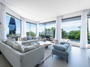 TV, books, stereo - Architect-Designed House, Heated Pool and Sea View (Mandelieu-la-Napoule)