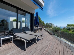 Terrace/patio - Architect-Designed House, Heated Pool and Sea View (Mandelieu-la-Napoule)