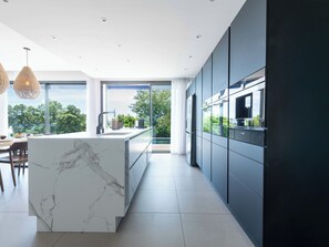 Fridge, microwave, oven, stovetop - Architect-Designed House, Heated Pool and Sea View (Mandelieu-la-Napoule)