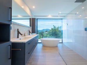 Badewanne, Haartrockner, Handtücher