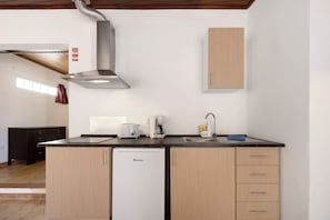 Fridge, stovetop, coffee/tea maker, electric kettle