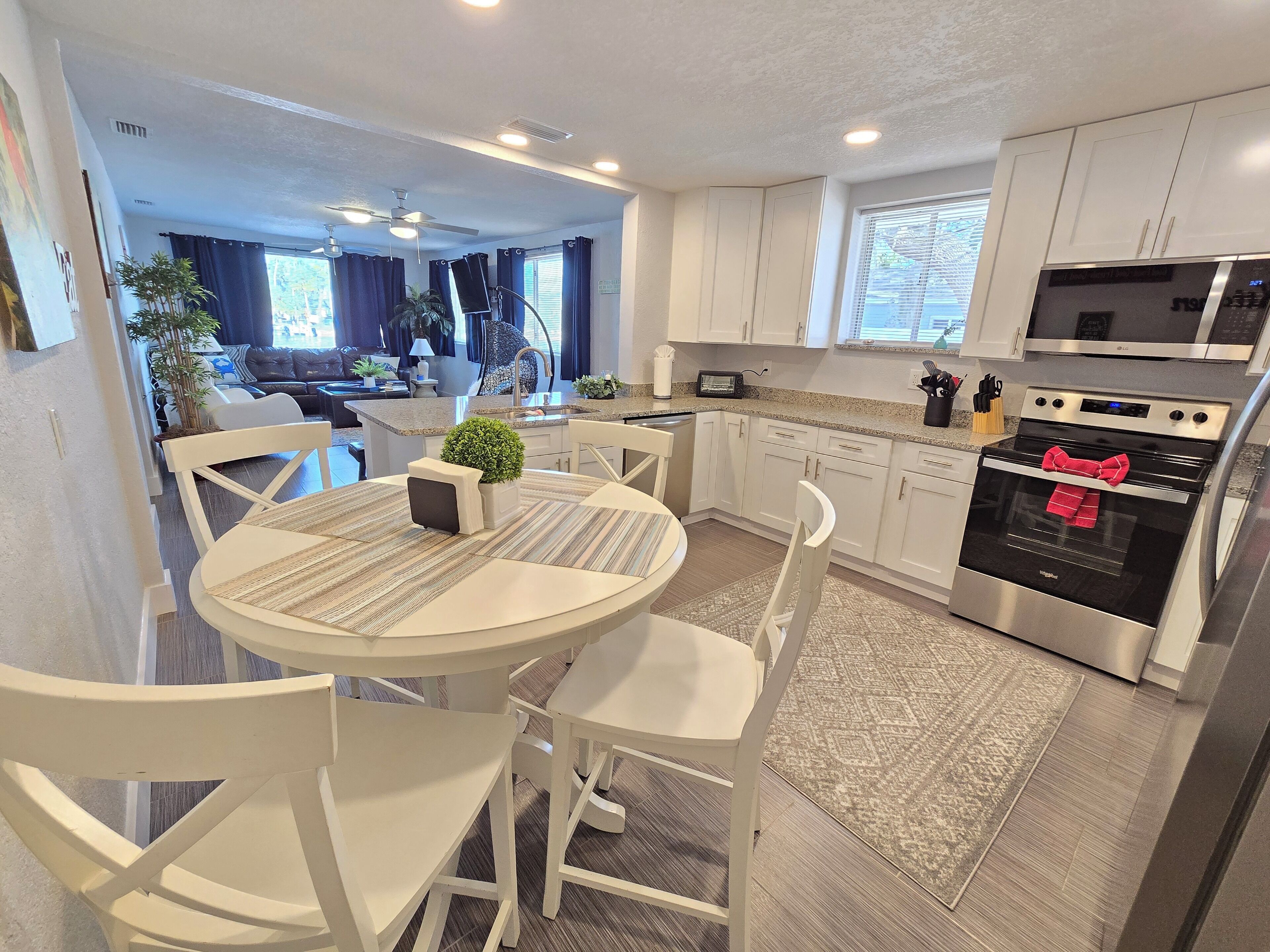 Frigorífico, microondas, horno y placa de cocina