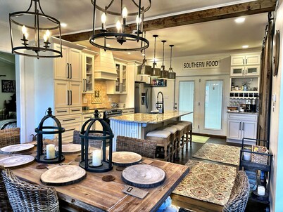 Six Keys: Full house sleeps 7. Bourbon farmhouse style!