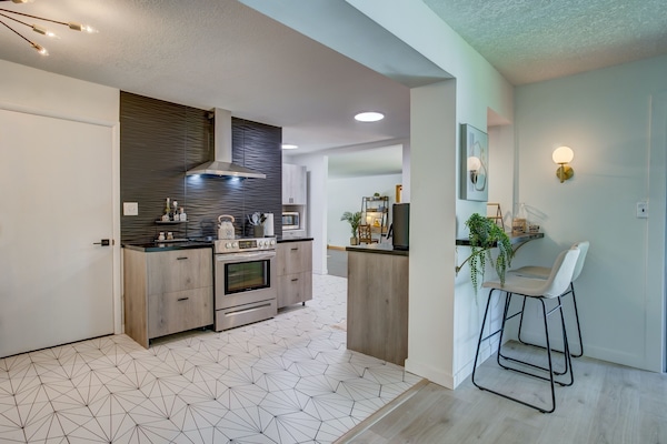 Een koelkast, een microgolfoven, een oven, een kookplaat