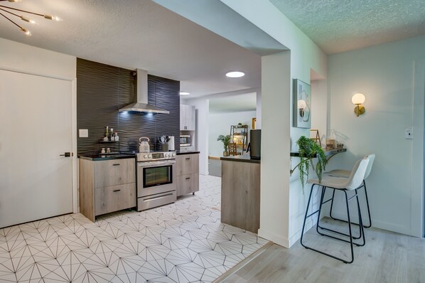 Kjøleskap, mikrobølgeovn, ovn og kokeplater