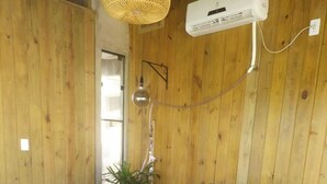 Oficina con paneles de madera, un escritorio, computadora y silla de oficina.