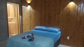 Un dormitorio con cama, almohadas y una colcha.