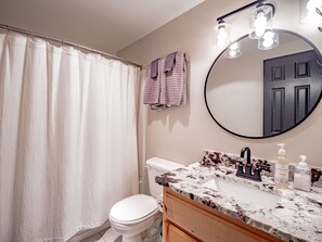 Ensemble douche/baignoire, sèche-cheveux, serviettes fournies, savon