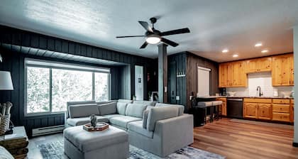 Carpenter Cottage - Renovated condo across from pond