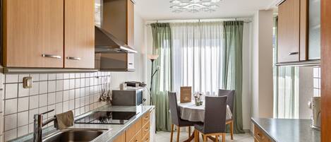 Kjøleskap, mikrobølgeovn, ovn og kokeplater