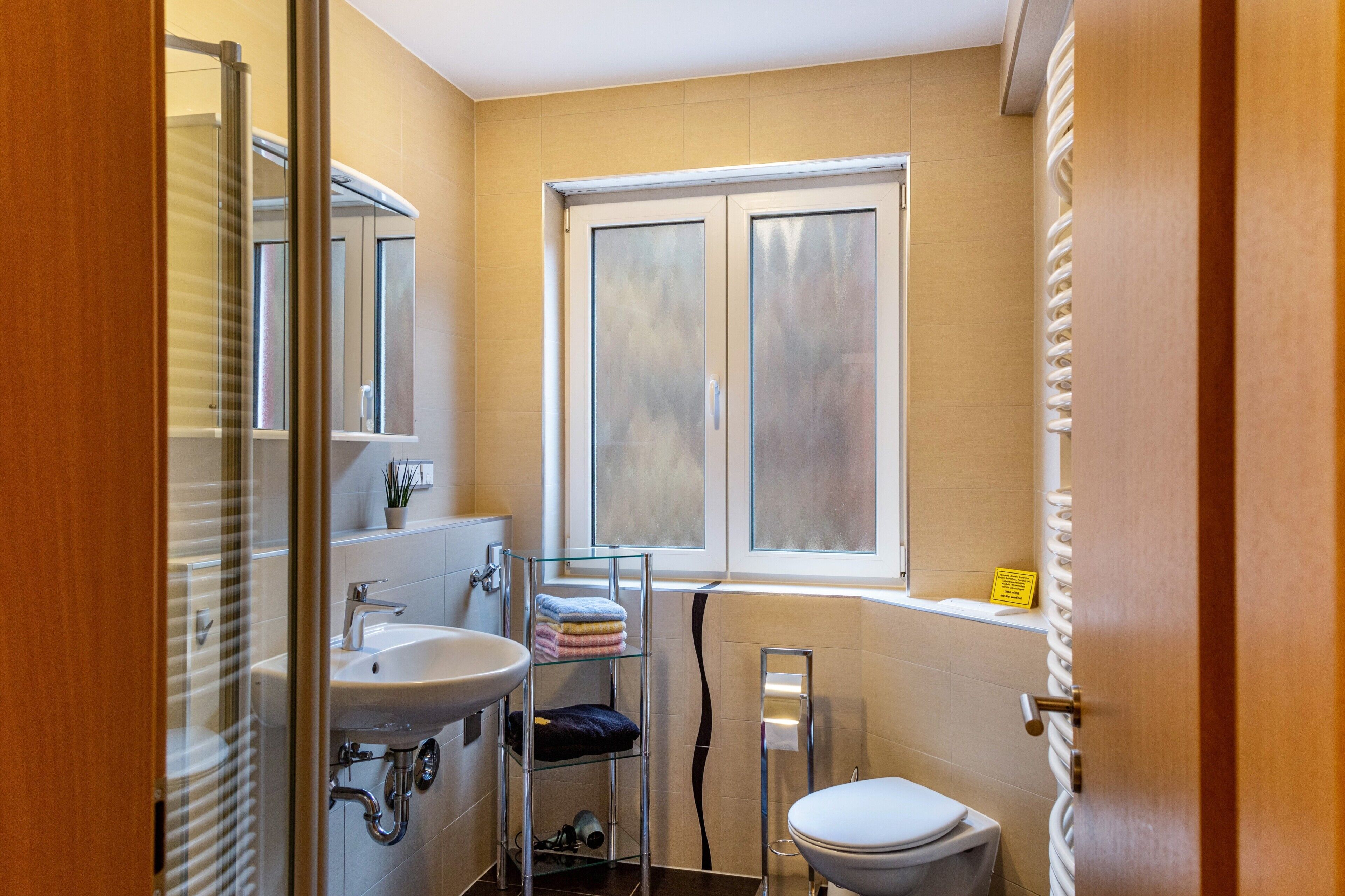 Douche, articles de toilette gratuits, sèche-cheveux