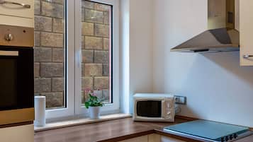 Kühlschrank, Mikrowelle, Ofen, Herdplatte