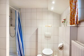 Een douche, een haardroger, handdoeken