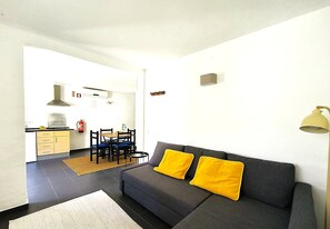 TV - Studio Apartment 'A Cerca - F' with Pool, Garden & Wi-Fi (Lagos)