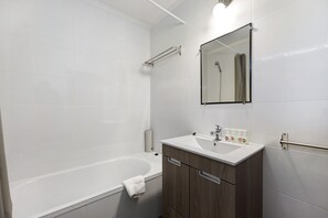 Bañera, secador de pelo, toallas