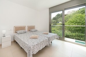3 bedrooms, iron/ironing board, free WiFi, bed sheets
