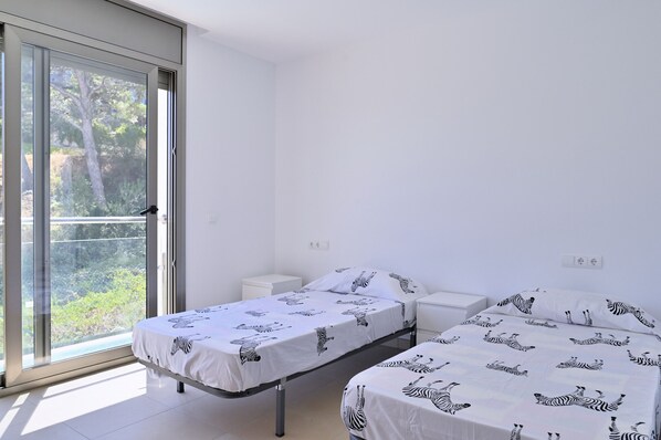 3 slaapkamers, een strijkplank/strijkijzer, gratis wifi, beddengoed