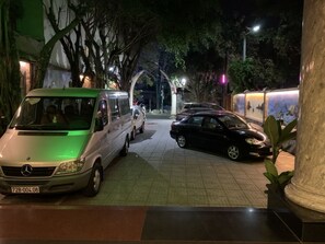 Vista frontal de la propiedad