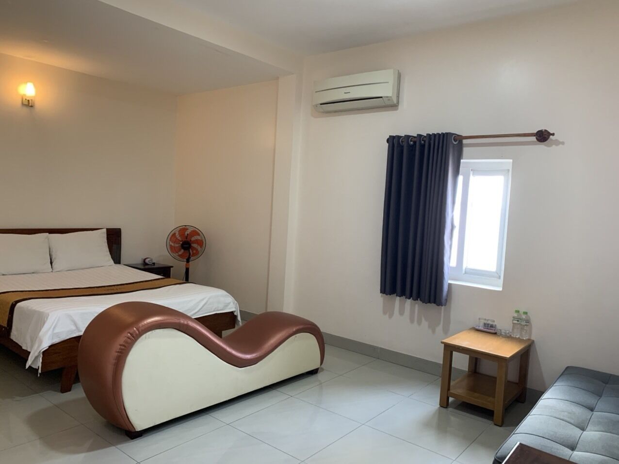 Phòng Deluxe | Trang trí khác biệt, bàn, phòng cách âm 