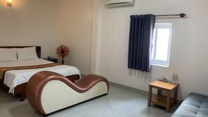 Deluxe Room | Desk, soundproofing, individually decorated - Ha Long Hotel (Ho Chi Minh City)