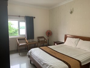 Individually decorated, desk, soundproofing - Ha Long Hotel (Ho Chi Minh City)